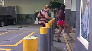 Peladas no posto de gasolina frentista não aguentou e meteu a rola na putinha