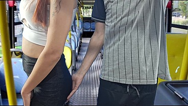 ATENÇÃO! Este pervertido penetra garotas no ônibus por trás!!!
