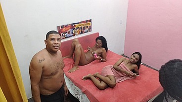Fudendo o cu de duas morenas gostosas