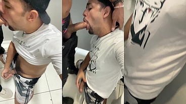 Esses homens ficam fascinados ao me vê nos banheiros publico excitado e pronto para foder.