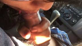 Unas deliciosas mamadas en el auto...