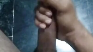 Masturbación, corrida, paja, pollas, baño – jóvenes indios gays con pollas enormes follando culos