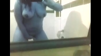 tocandome en el ba&ntilde_o