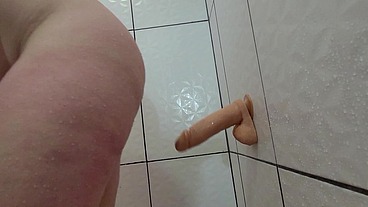 Ex namorada tomando banho e enfiando o consolo grosso para gozar muito! Sophie HelenAss
