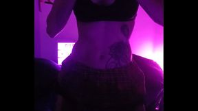 Voil&agrave_ ma&icirc_tre un strip en petite &eacute_coli&egrave_re tr&egrave_s sexy