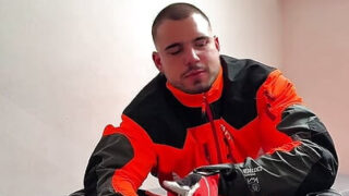 Nestříhaný chlupatý fešák Blake masturbuje svou těsnou díru v uniformě