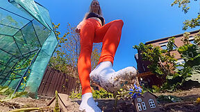 Maria Braun In Giantess Maria Zertritt Ein Ganzes Dorf