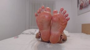 MALE FOOT WORSHIP: Muscular Daddy's Oiled Soles Give a Footjob to a Dildo (Extreme Close-Up!)