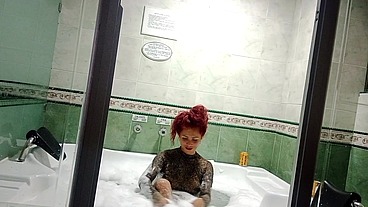 TRIO con mi esposa y mi amigo en el jacuzzi mucho SEMEN el las tetas de la MILF latina