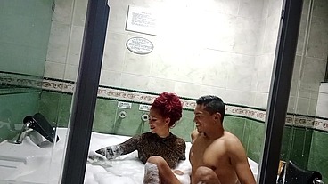 TRIO con mi esposa y mi amigo en el jacuzzi mucho SEMEN el las tetas de la MILF latina