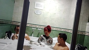 TRIO con mi esposa y mi amigo en el jacuzzi mucho SEMEN el las tetas de la MILF latina