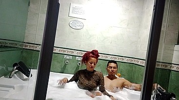TRIO con mi esposa y mi amigo en el jacuzzi mucho SEMEN el las tetas de la MILF latina