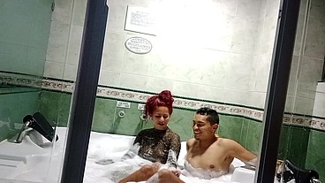TRIO con mi esposa y mi amigo en el jacuzzi mucho SEMEN el las tetas de la MILF latina