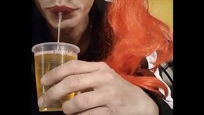 Itzel Lun&aacute_tica 666 jugando con un vaso de orina