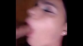 Crossdresser chupando o pau gostoso dos machos em locais p&uacute_blicos