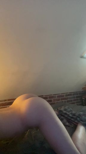 Teen twink shakes his tight ass on camera