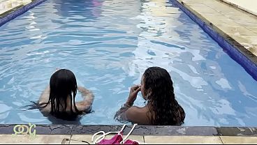 Quando minha amiga me chama pra fuder na piscina eu n&atilde_o resisto