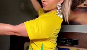 Mulher melo arregaando o cuzinho na copa