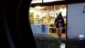 je montre  mes seins a l epicier