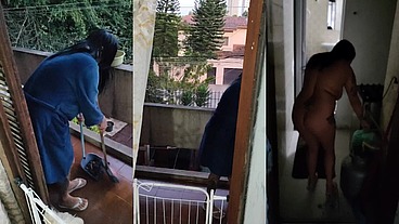 Acordei com a neura da limpeza limpando tudo e quando ele se aproximou de mim me deu um calor