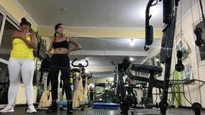 duas danadas fdando encima do treinador da academia