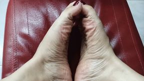 Stunning pronounced arches and wrinkled soles of the goddess Tami (4)