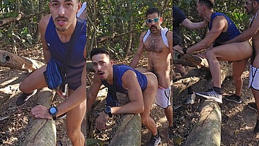 4 QUATRO HOMENS FORMARAM UMA FILA PARA COMER O GAROTO RABUDO NAS TRILHAS DO SEXO.
