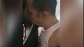 Fui arrega&ccedil_ado pelo neg&atilde_o DOTADO no BANHEIRO do supermercado.