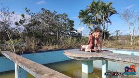 sentando no pau grosso e gemendo muito em um lugar abandonado - em cima do torboga - marcio baiano official e lorrany exotica