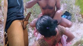 Bangali bhaiya ne bhabhi ko jungal me ghori bana ke boudi me chod dala.indian Desi Village dehati ki aunty hindi viral sex video