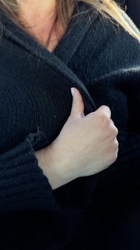 Car-flaunting babe exposes her tits