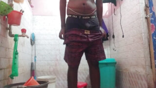 Preto, urinando, pênis, músculos – filme solo fetichista de urso amador jovem gay sendo fodido analmente, pau grande