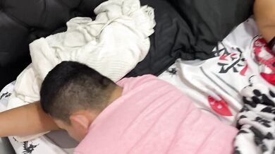 mi esposo descansaba cuando su hermanastro se entra a nuestro cuarto y folla mi coño con el al lado