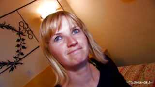 Une MILF blonde aux petits seins se fait sodomiser