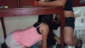 Amante oculta debajo de la mesa chupando polla