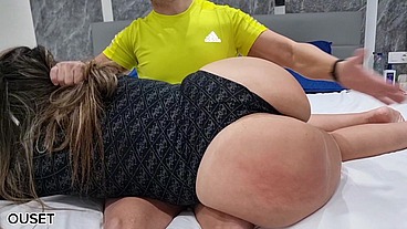 CULONA CON GRANDES CADERAS FOLLA CON EL AMIGO DE SU MARIDO