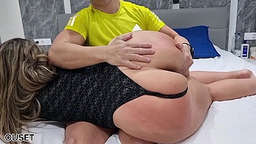 CULONA CON GRANDES CADERAS FOLLA CON EL AMIGO DE SU MARIDO