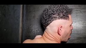 O Bela mascarado me chamou dentro da cabine do sexo para trepar com ele e o Tiago, soquei gostoso at&eacute_ sair leitinho do pau