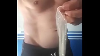 Sarado usando camisinha de consolo e fodendo com seu rolao ate  gozar
