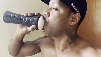 Gozei gostoso comendo um c&uacute_zinho artificia