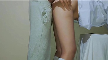 Asi me abre las piernas mi hermanastra en casa sola para atarme a yo ver ese rico coño que me puedo comer de 18yo.
