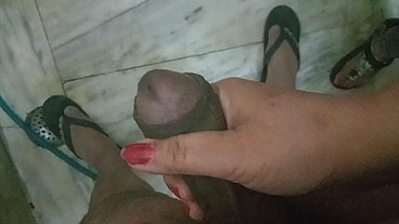 Quick! I surprise the room service girl and she agrees to fuck me and end up in her mouth
