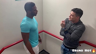 BRUNÃO ENCHE O CU DO NEGÃO GOSTOSO DE PORRA.