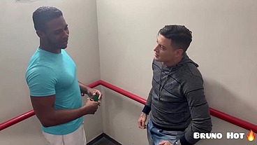 BRUNÃO ENCHE O CU DO NEGÃO GOSTOSO DE PORRA.
