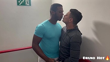 BRUNÃO ENCHE O CU DO NEGÃO GOSTOSO DE PORRA.