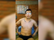 Vergón dotado habla frente a su webcam y se masturba