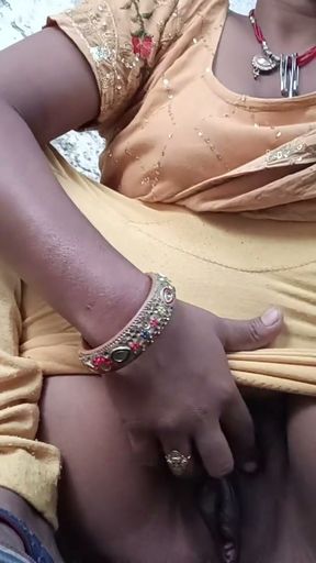 Bhabhi ko nahi mila land to bhabhi ne finger se nikala Pani   Clip 1