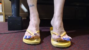 Flip flop play long toenails