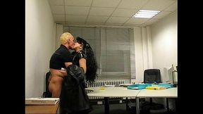 Die Polen Hure im B&uuml_ro gefickt.