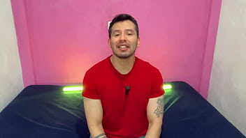 Militar musculoso dotado pre&ntilde_a el culo de un jovencito twink universitario! Relato sexual